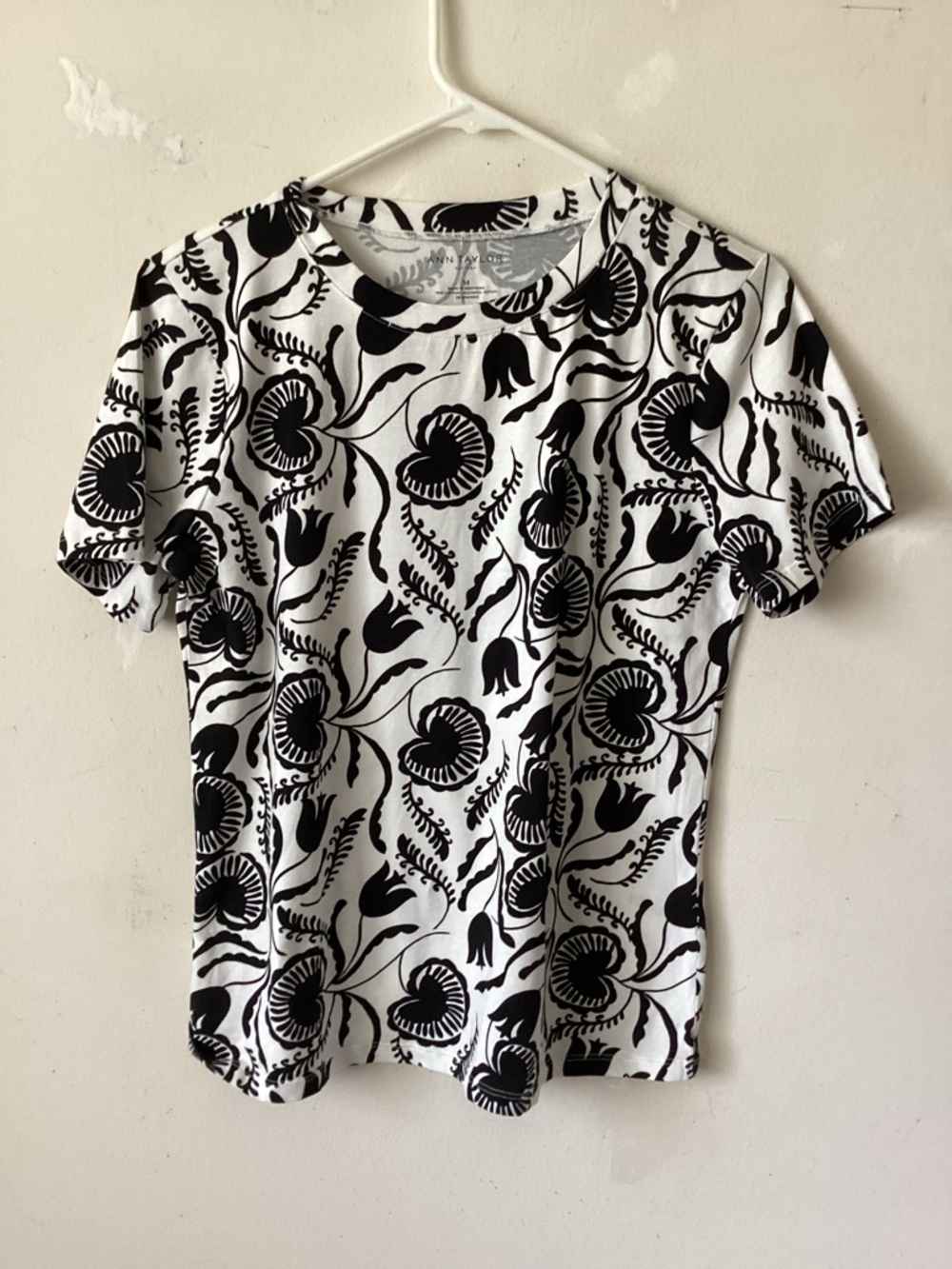 Ann Taylor factory black  & White Floral Short Sleeve Tee - Women